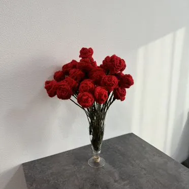 Букет алых вязаных роз